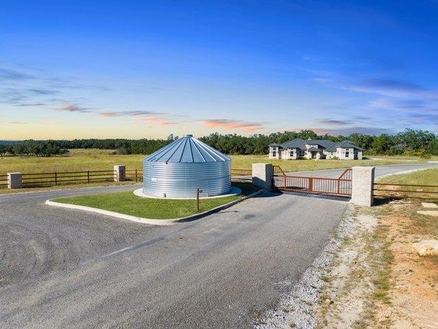 618 Windmill Ridge DR, Blanco, TX 78606