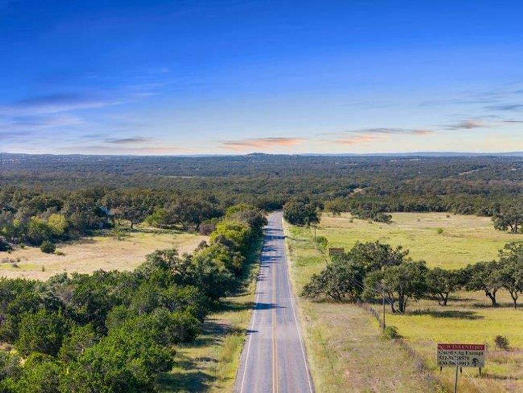 618 Windmill Ridge DR, Blanco, TX 78606