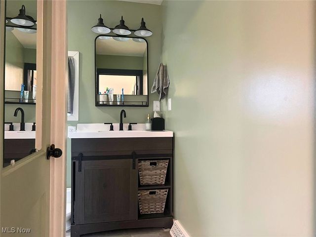 1146 Baltzley Valley Road SE, New Philadelphia, OH 44663