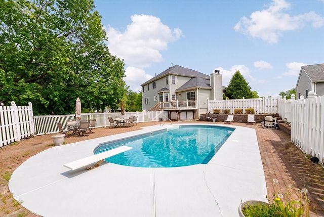 8 Cardinal Cir, Shrewsbury, MA 01545