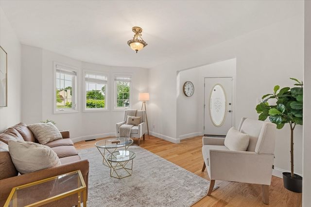 8 Cardinal Cir, Shrewsbury, MA 01545