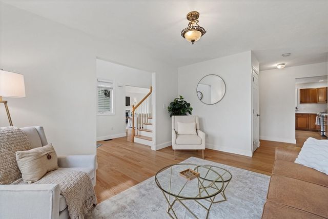 8 Cardinal Cir, Shrewsbury, MA 01545