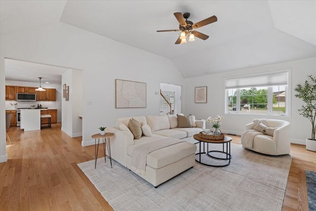 8 Cardinal Cir, Shrewsbury, MA 01545
