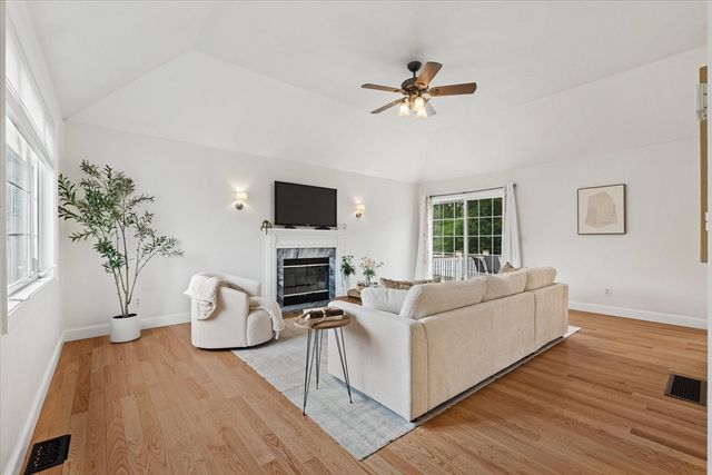 8 Cardinal Cir, Shrewsbury, MA 01545