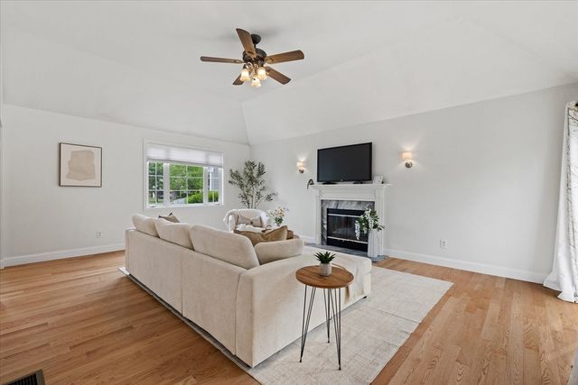 8 Cardinal Cir, Shrewsbury, MA 01545