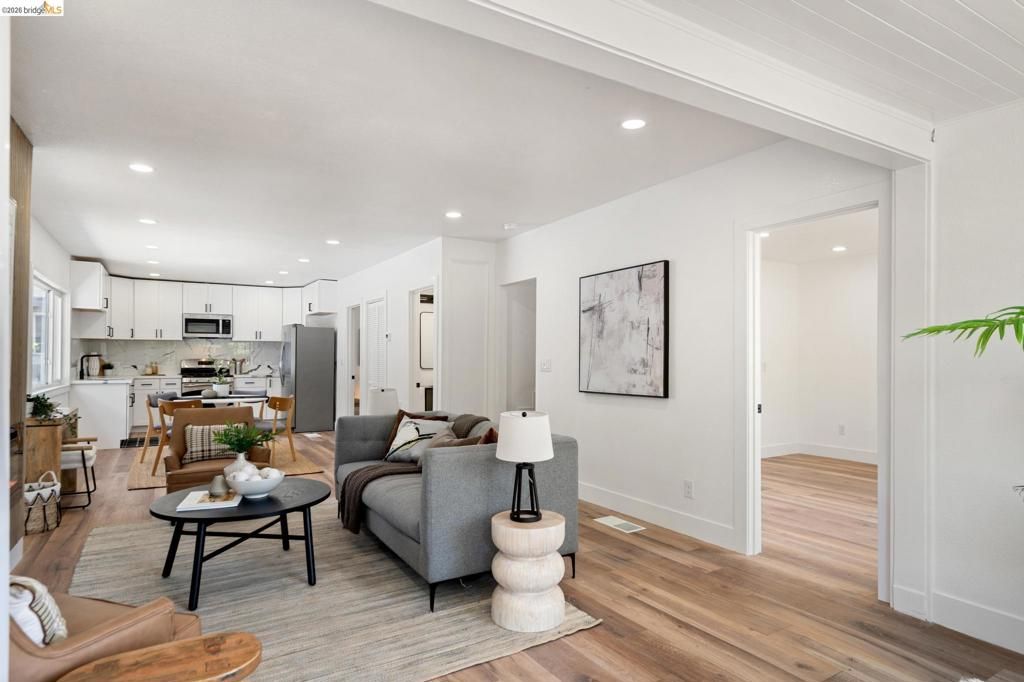 Image 11 of property listing at 4006 Carrington St, Oakland, CA 94601