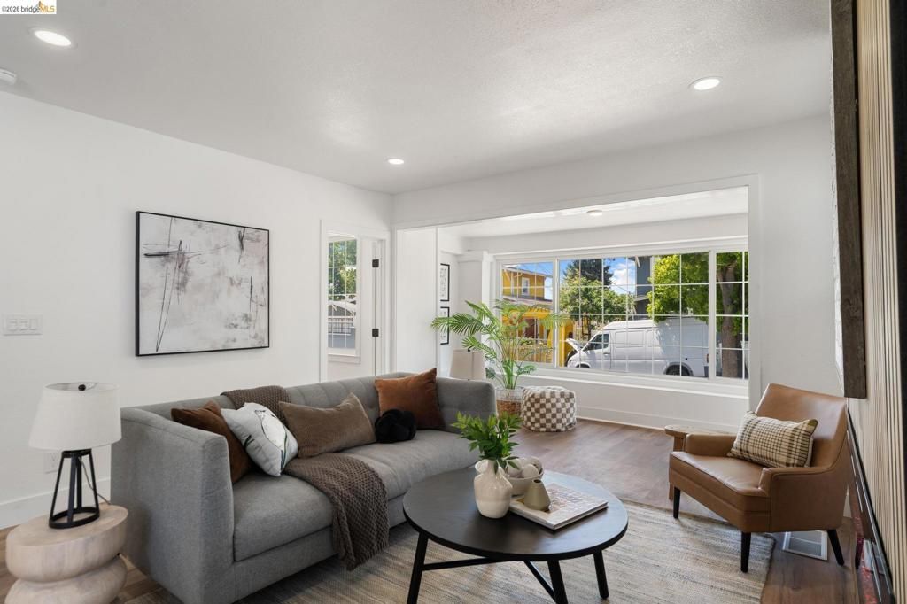 Image 4 of property listing at 4006 Carrington St, Oakland, CA 94601