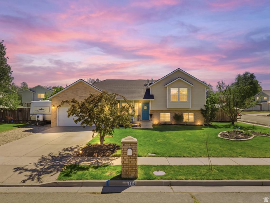964 N 575 W, Clinton, UT 84015