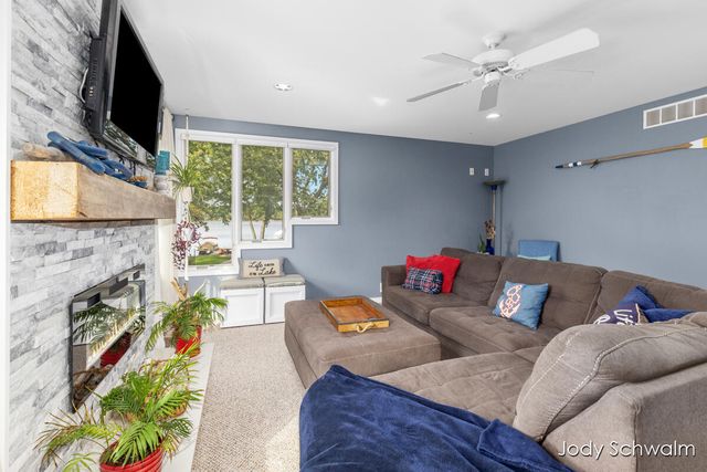 7121 Hass Drive NE, Comstock Park, MI 49321