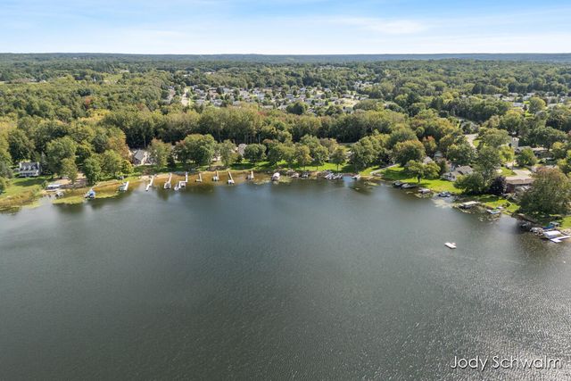 7121 Hass Drive NE, Comstock Park, MI 49321