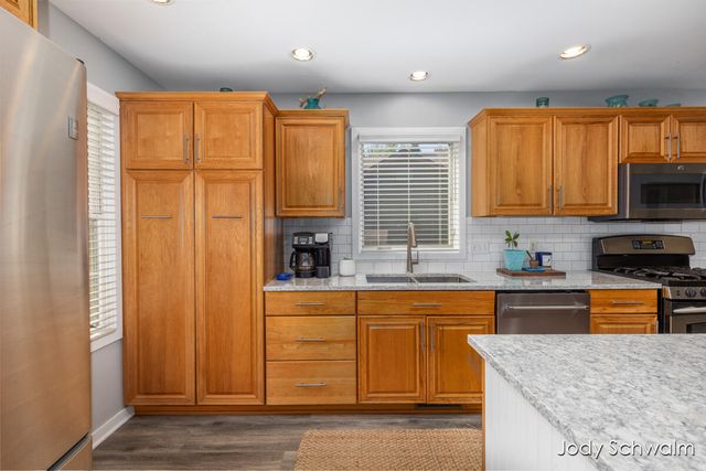 7121 Hass Drive NE, Comstock Park, MI 49321