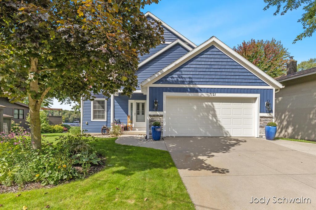7121 Hass Drive NE, Comstock Park, MI 49321