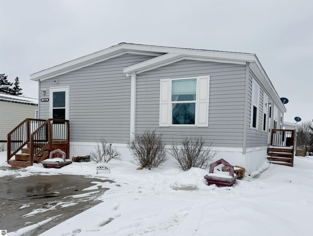 Image 2 of property listing at 1304 Powder Horn Drive, Mt Pleasant, MI 48858