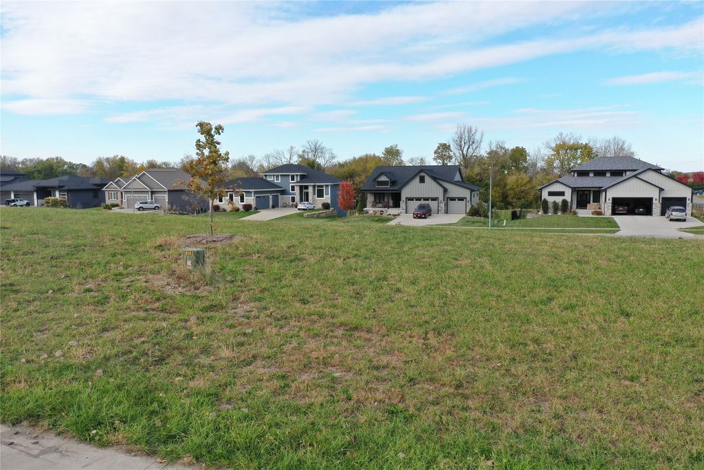 8082 NW 100th Street, Johnston, IA 50131
