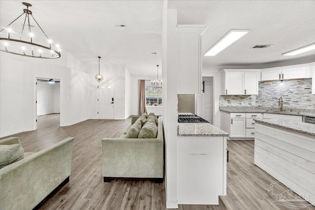 3905 Deerwood Cir, Pace, FL 32571