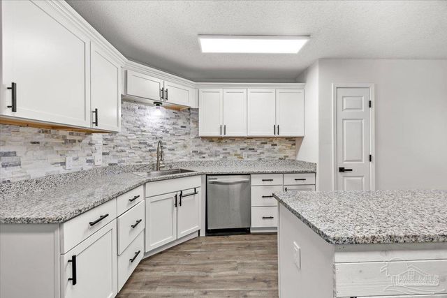 3905 Deerwood Cir, Pace, FL 32571