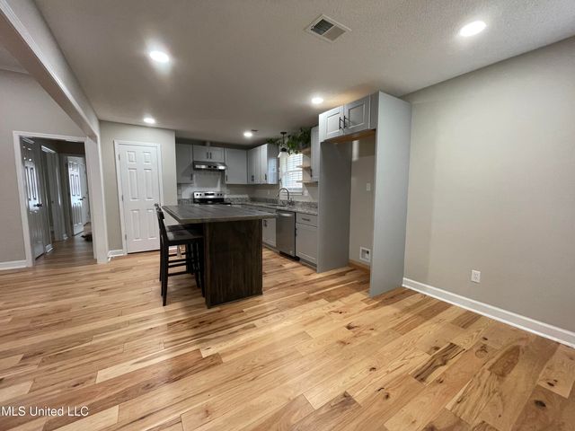 9004 Lakeside Cove, Olive Branch, MS 38654