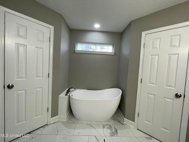 9004 Lakeside Cove, Olive Branch, MS 38654