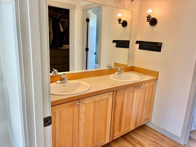 990 BRIDGE VIEW Ct, Astoria, OR 97103