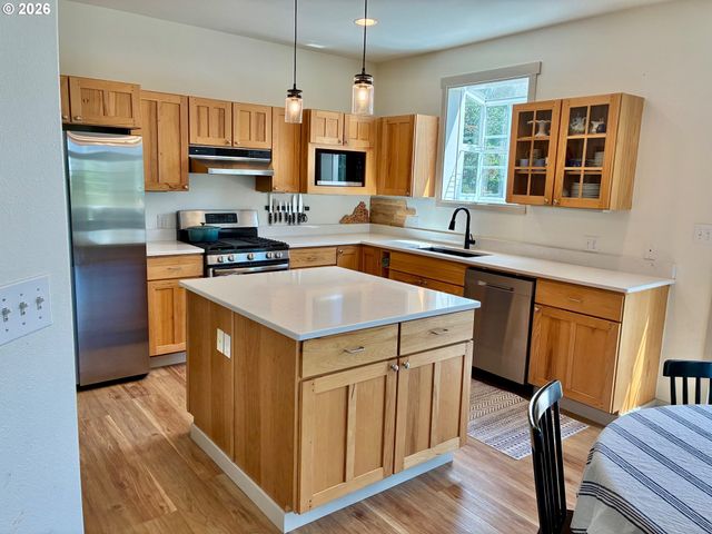 990 BRIDGE VIEW Ct, Astoria, OR 97103