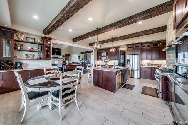 895 Private Road 1742, Mico, TX 78056