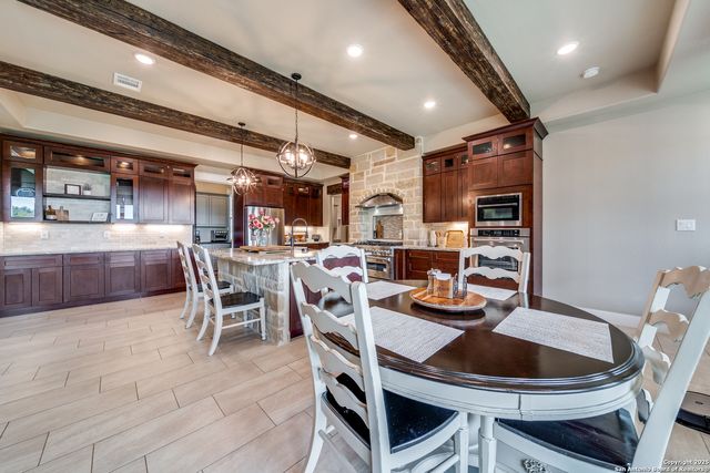 895 Private Road 1742, Mico, TX 78056