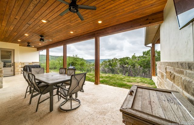 895 Private Road 1742, Mico, TX 78056