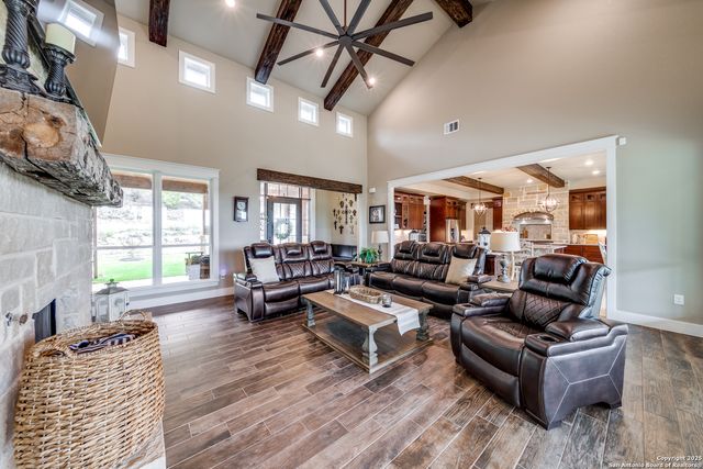 895 Private Road 1742, Mico, TX 78056