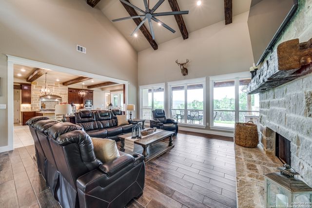 895 Private Road 1742, Mico, TX 78056