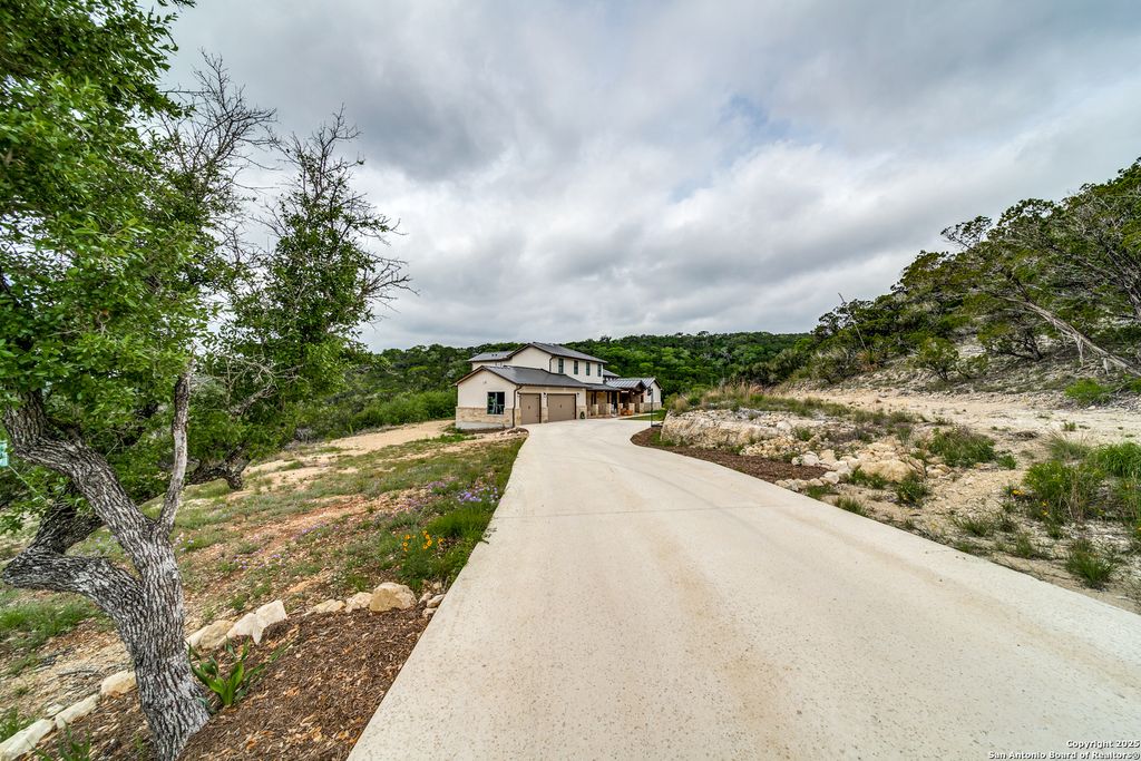 895 Private Road 1742, Mico, TX 78056
