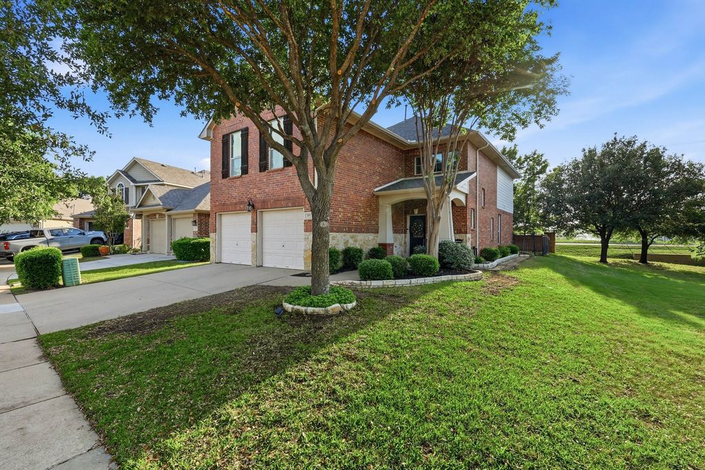 377 Kirby Drive, Lantana, TX 76226 — exterior