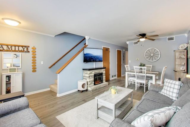 17298 W Maple Lane, Gurnee, IL 60031