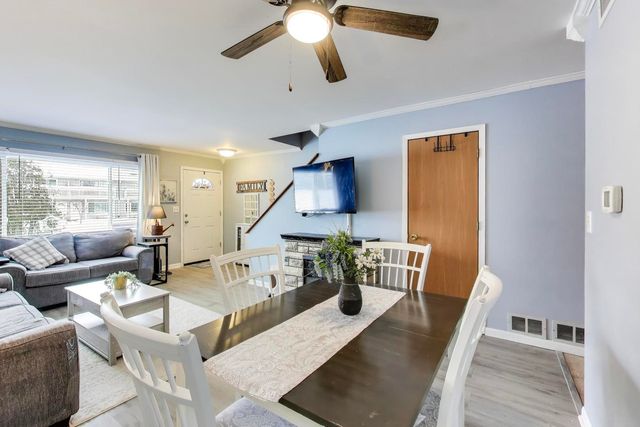 17298 W Maple Lane, Gurnee, IL 60031