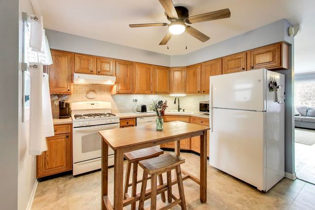 17298 W Maple Lane, Gurnee, IL 60031