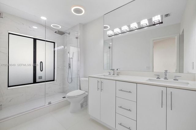 16449 NE 26th Ave 16, North Miami Beach, FL 33160