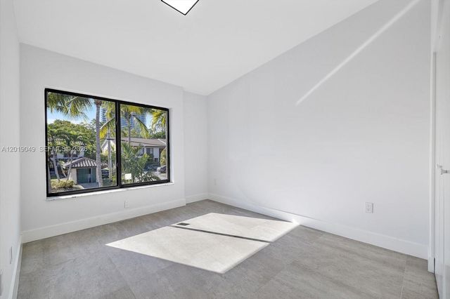 16449 NE 26th Ave 16, North Miami Beach, FL 33160