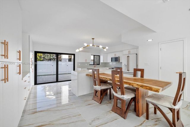 16449 NE 26th Ave 16, North Miami Beach, FL 33160