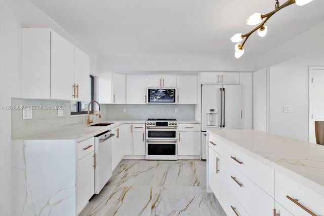 16449 NE 26th Ave 16, North Miami Beach, FL 33160