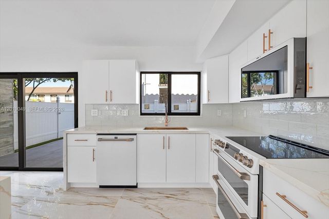 16449 NE 26th Ave 16, North Miami Beach, FL 33160