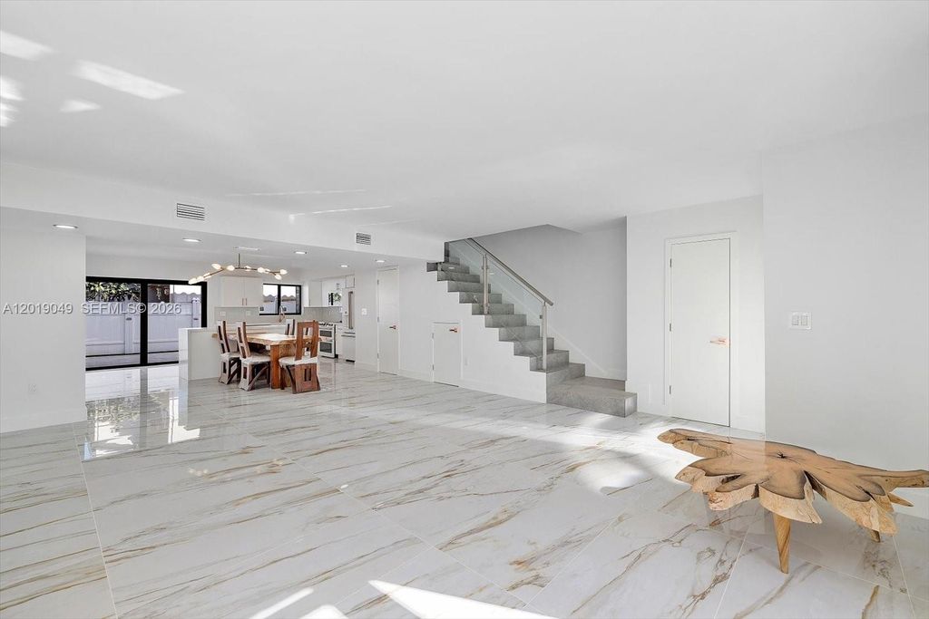 16449 NE 26th Ave 16, North Miami Beach, FL 33160