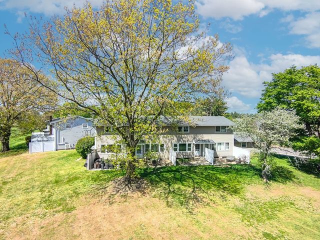 68 Honeysuckle Dr 68, Chicopee, MA 01022