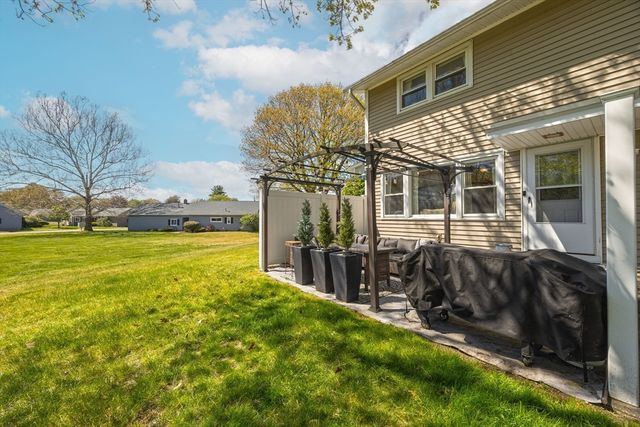 68 Honeysuckle Dr 68, Chicopee, MA 01022