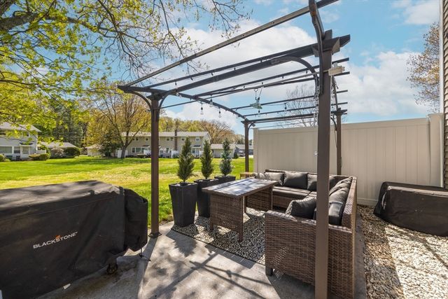 68 Honeysuckle Dr 68, Chicopee, MA 01022
