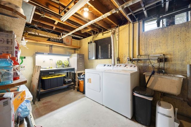 68 Honeysuckle Dr 68, Chicopee, MA 01022