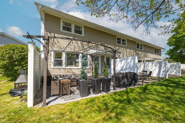 68 Honeysuckle Dr 68, Chicopee, MA 01022