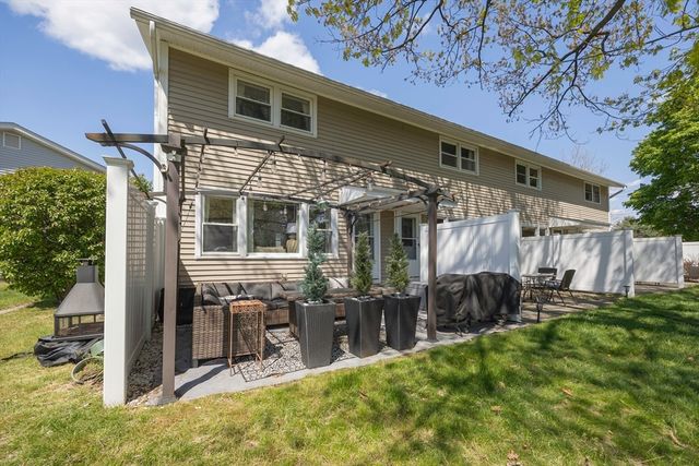 68 Honeysuckle Dr 68, Chicopee, MA 01022