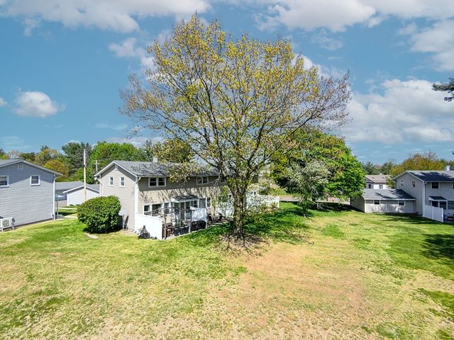 68 Honeysuckle Dr 68, Chicopee, MA 01022