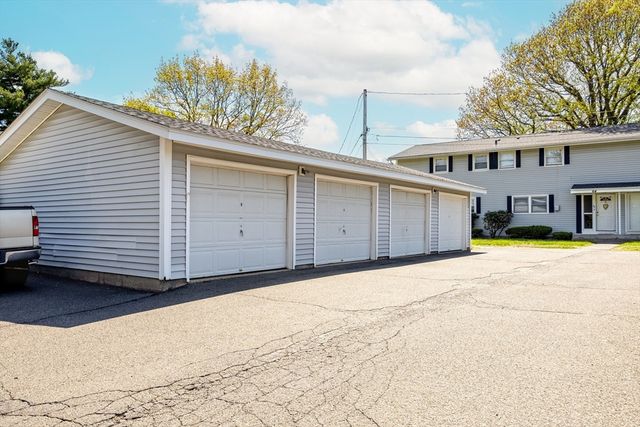 68 Honeysuckle Dr 68, Chicopee, MA 01022