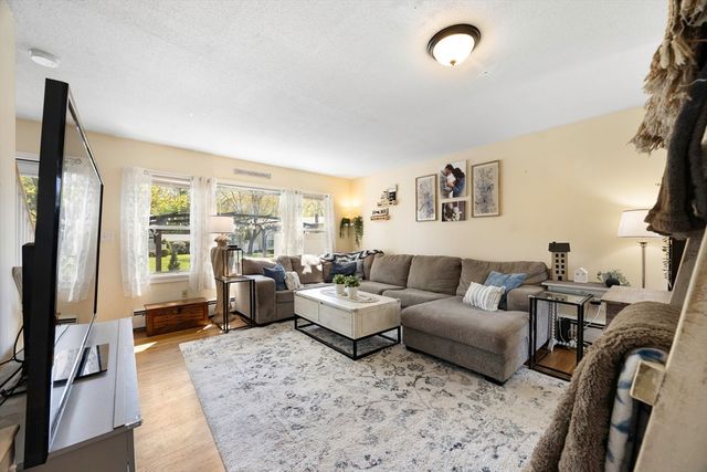 68 Honeysuckle Dr 68, Chicopee, MA 01022