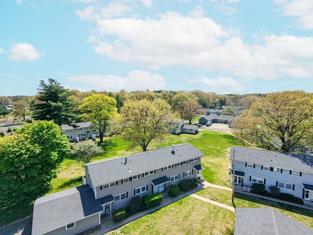 68 Honeysuckle Dr 68, Chicopee, MA 01022